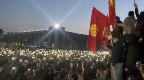 kirgizstan manifestantii au invadat sediul puterii fostul presedinte eliberat