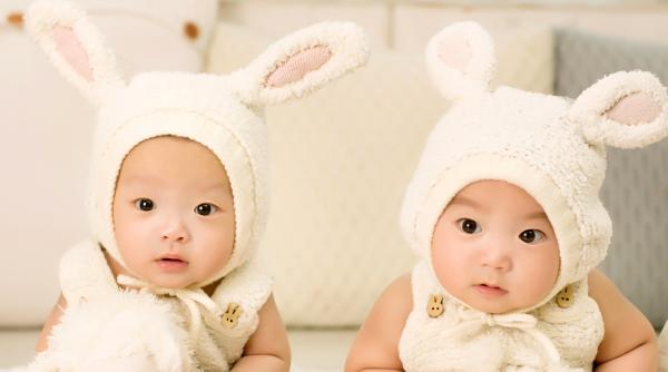 surori gemene nascute la 87 de zile distanta mama a obtinut recordul mondial guinness cum este posibil asa ceva