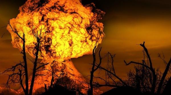 explozii puternice si incendiu violent la un depozit de armament din rusia