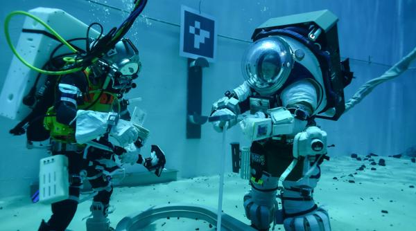 foto nasa testeaza noi costume pentru astronautii care vor pasi pe luna in 2024