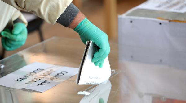 autoritatile in alerta trei dintre angajatii depistati pozitiv in focarul de la razboieni prezenti in sectiile de vot