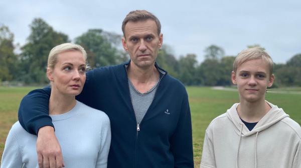 sustinatorii lui alexei navalnii interogati de politistii din rusia