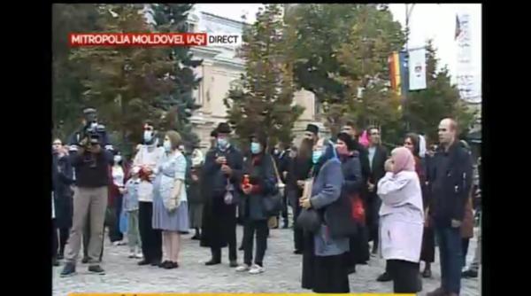 protest la sf parascheva sute de enoriasi se roaga afara cu pancarte in maini cer anularea restrictiilor