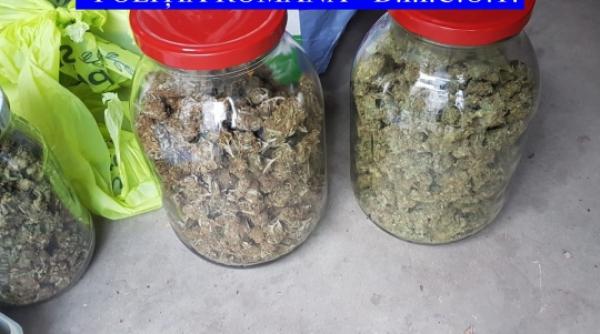 un pachet care continea un kilogram de marijuana gasit de politisti