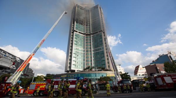 un turn de 33 de etaje din coreea de sud cuprins de flacari operatiune dificila