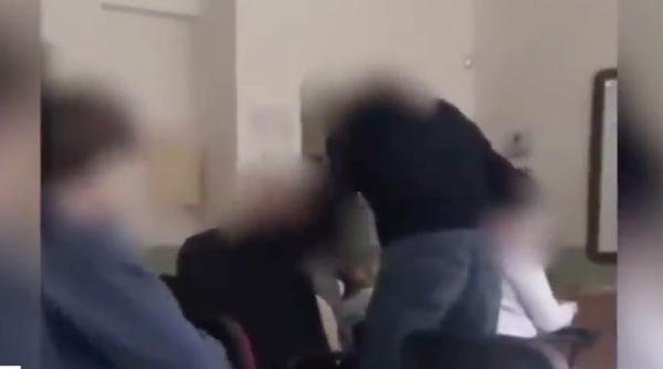 video care a speriat o tara intreaga cum a fost filmat un profesor la scoala in pandemie