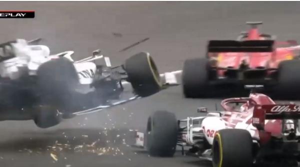 f1 accident spectaculos in mp de la eifel raikkonen l a zburat de pe circuit video