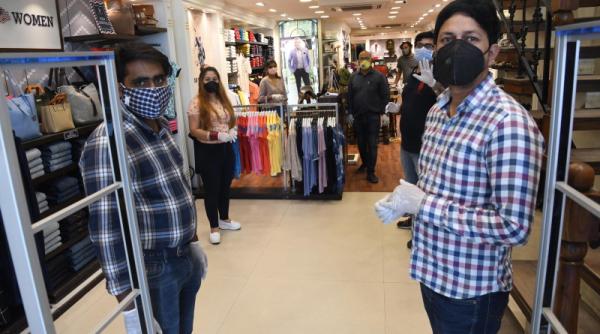 casele de moda scot masti si haine antimicrobiene asortate  dar cat de eficiente sunt in fata covid 19