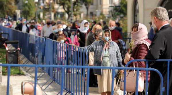 pelerinaj urias la iasi cati credinciosi s au inchinat la racla cu moastele sf cuvioase parascheva