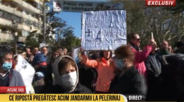 pelerinii au spart cordonul jandarmilor la sfanta parascheva se intra fara buletin