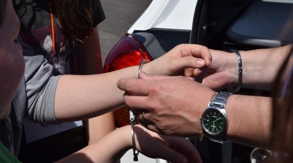 vloggerita cunoscuta din romania luata pe sus de politisti zici ca eram niste traficante de carne vie