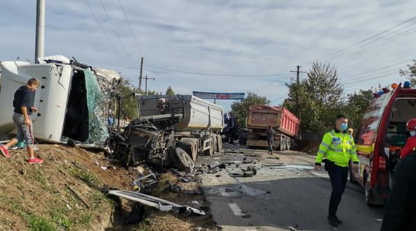 doua tir uri s au ciocnit pe dn 28a in iasi soferii sunt raniti trafic blocat
