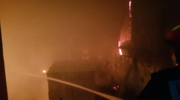 incendiu la o fabrica de mobila din orasul sarmasu judetul mures