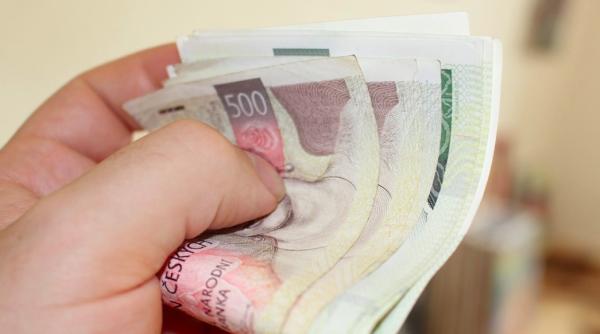 perchezitie in casa unui senator unde si a ascuns un teanc de bani de teama politistilor