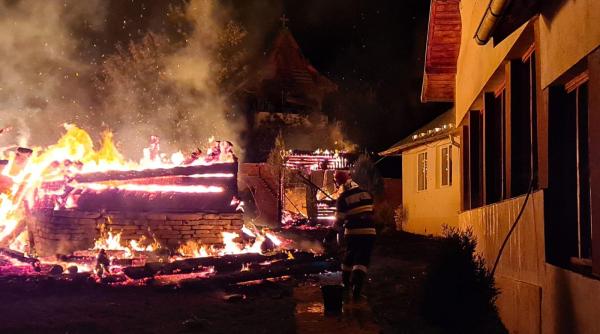 biserica distrusa in incendiu  pompierii au folosit galeti cu apa  timp de 5 ore  pentru a stinge flacarile