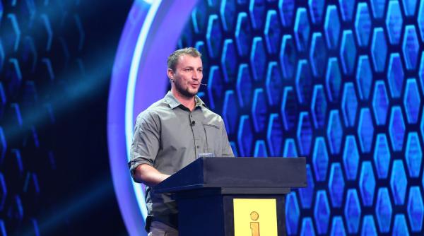 godina  faza tare cu masca  ce a patit politistul  in privirea lui se citea cum ma injura