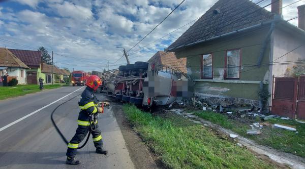 un tir cu cereale s a rasturnat peste ocasa a rupt un stalp si o teava de gaz in mures