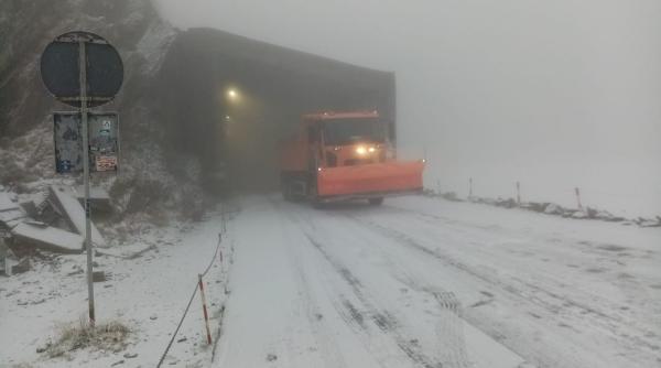 iarna si a intrat in drepturi pe transfagarasan drumarii au intervenit