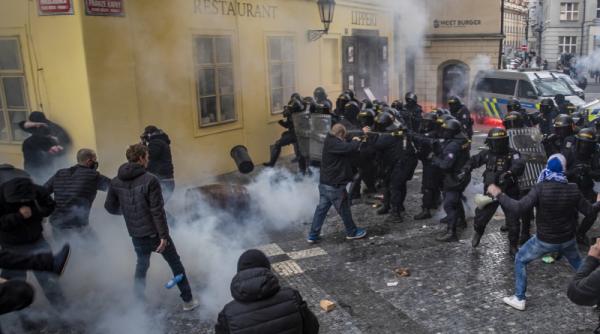 politia a intervenit in forta gaze lacrimogene si tunuri cu apa impotriva unei manifestatii la praga