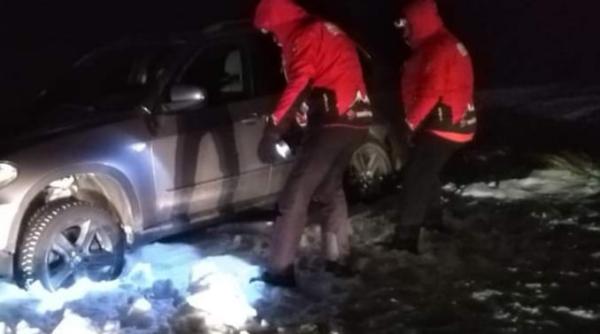 sapte turisti blocati pe transalpina din cauza zapezii