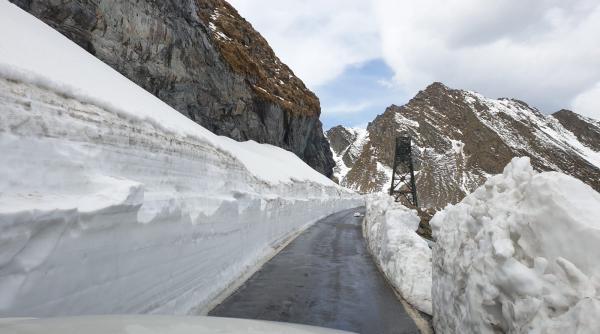 transfagarasanul este acoperit de zapada se actioneaza cu lame si se imprastie sare