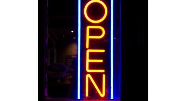 povestea unui barman virala unii il considera erou altii spun ca e un pericol super ministrii nu s au gandit