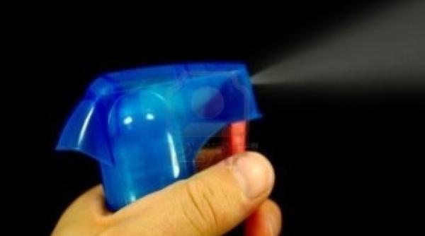 un barbat a aplicat distantarea fizica folosind un spray lacrimogen