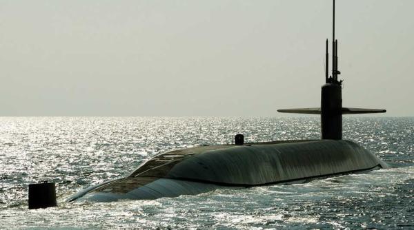un ofiter al marinei regale a venit baut la datorie avea controlul asupra a 16 arme nucleare