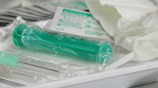 in asteptarea unui vaccin anti covid un ong face stocuri de peste jumatate de miliard de seringi