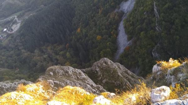 un barbat a cazut cu parapanta in judetul cluj elicopterul smurd si salvamontistii au intervenit