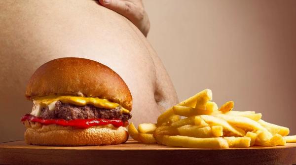 cel mai gras barbat din tara scos cu macaraua pe geam am asteptat sa mi cedeze inima