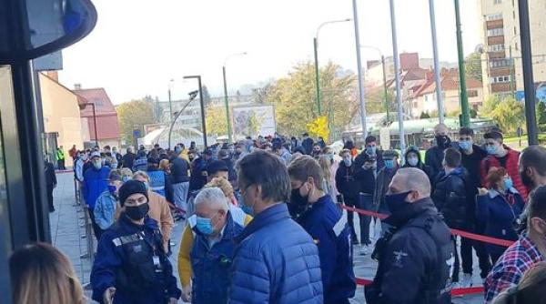 imbulzeala in plina pandemie deschiderea mall ului de la brasov enigma si cruci totusi unde sunt tigaile nicio panglica nimic