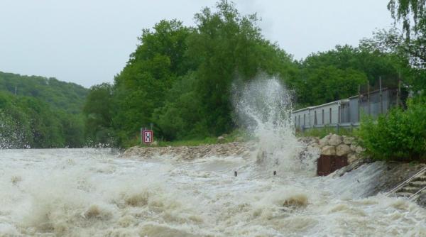 inundatii record in ultimele decenii peste 100 de vieti pierdute si 250 000 de gospodarii sunt sub apa