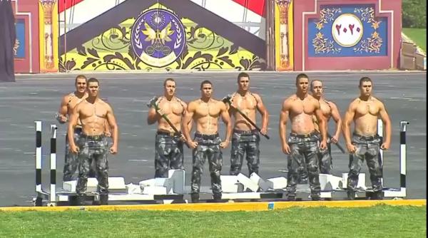 video viral super politistii capabili de orice sparg caramizi in flacari si primesc lovituri de baros in piept