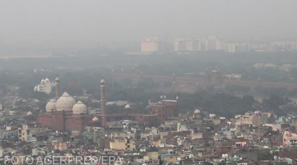 efectele devastatoare ale poluarii capitala indiei se sufoca sub un nor dens de ceata toxica