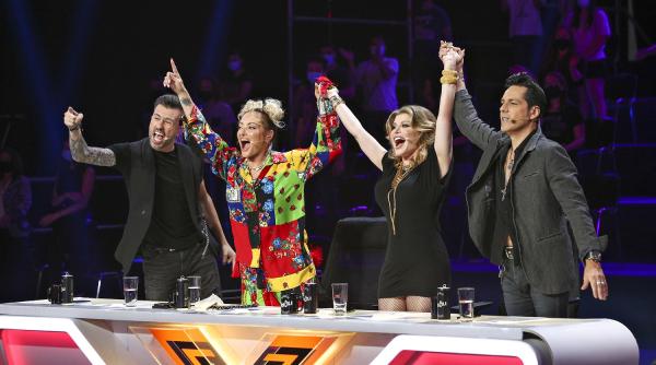 moment de panica pe scena x factor delia si loredana speriate un pic agresivut imi era frica sa nu mi arunce microfonul in cap