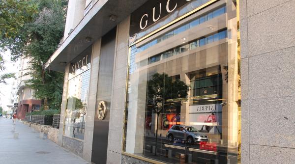 magazinele de lux  goale  gucci anunta vanzari in scadere cu 12prc 