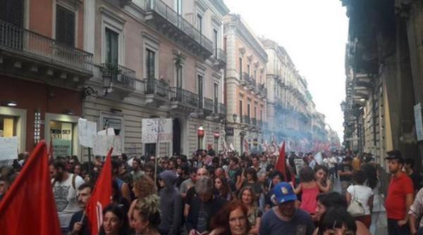 sute de persoane au protestat la napoli impotriva unei inchideri a regiunii