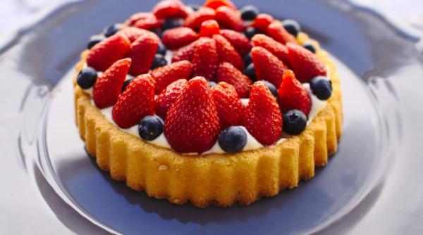 tort cu fructe care nu necesita coacere e gustos si ieftin dupa ce veti incerca o data veti repeta reteta