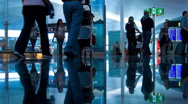 femei examinate medical cu forta pe aeroport dupa ce a fost gasit un bebelus abandonat