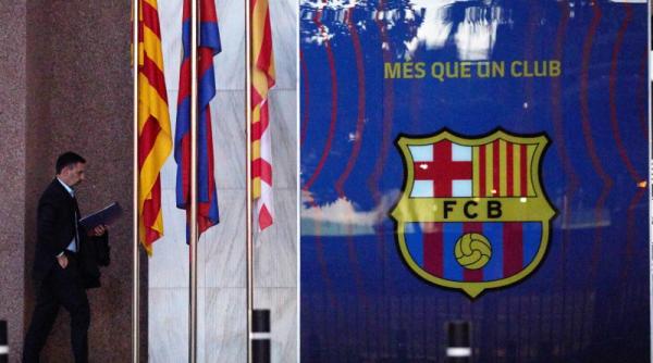 presedintele barcelonei se agata de putere fanii echipei sunt furiosi