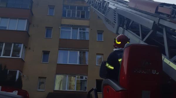 explozie pe acoperisul unui bloc din brasov doua persoane ranite pompierii intervin cu autoscara
