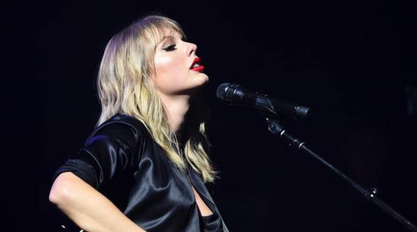 video taylor swift a dat lovitura primul album cu peste 1 milion de exemplare vandute in 2020