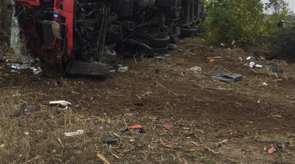accident teribil intre un tir si o autoutilitara  pe dn2  un sofer a murit