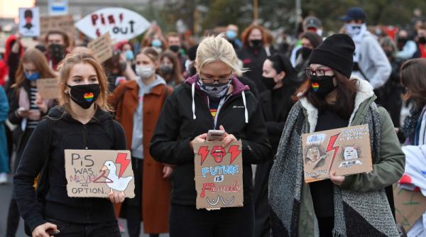 femeile au intrat in greva proteste in toata polonia