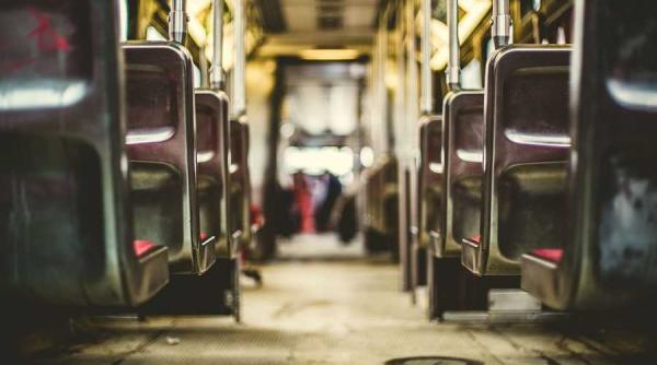 scandal in autobuz o femeie care nu purta masca palmuita de un alt pasager