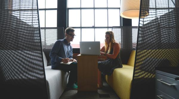 stai prea mult la birou mergi imediat la medic daca ai aceste simptome