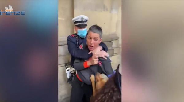 video femeie arestata in italia pentru ca nu purta masca de protectie lasati ma ma sufoca