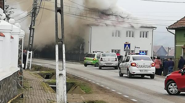 scoala in flacari intr o localitate din alba elevii evacuati de urgenta pompierii intervin cu forte sporite