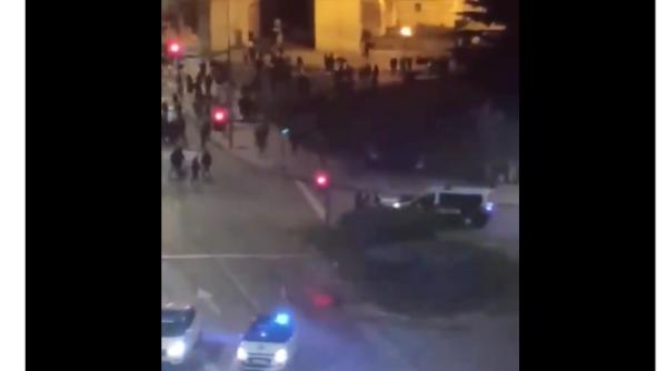 video din spania violente inmaginabile politistii au luat o la fuga de frica protestatarilor